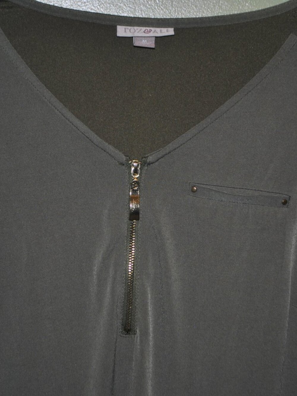 114 Roz & Ali Olive Green Zip Blouse Size M Roll Tab Sleeve - Picture 5 of 8